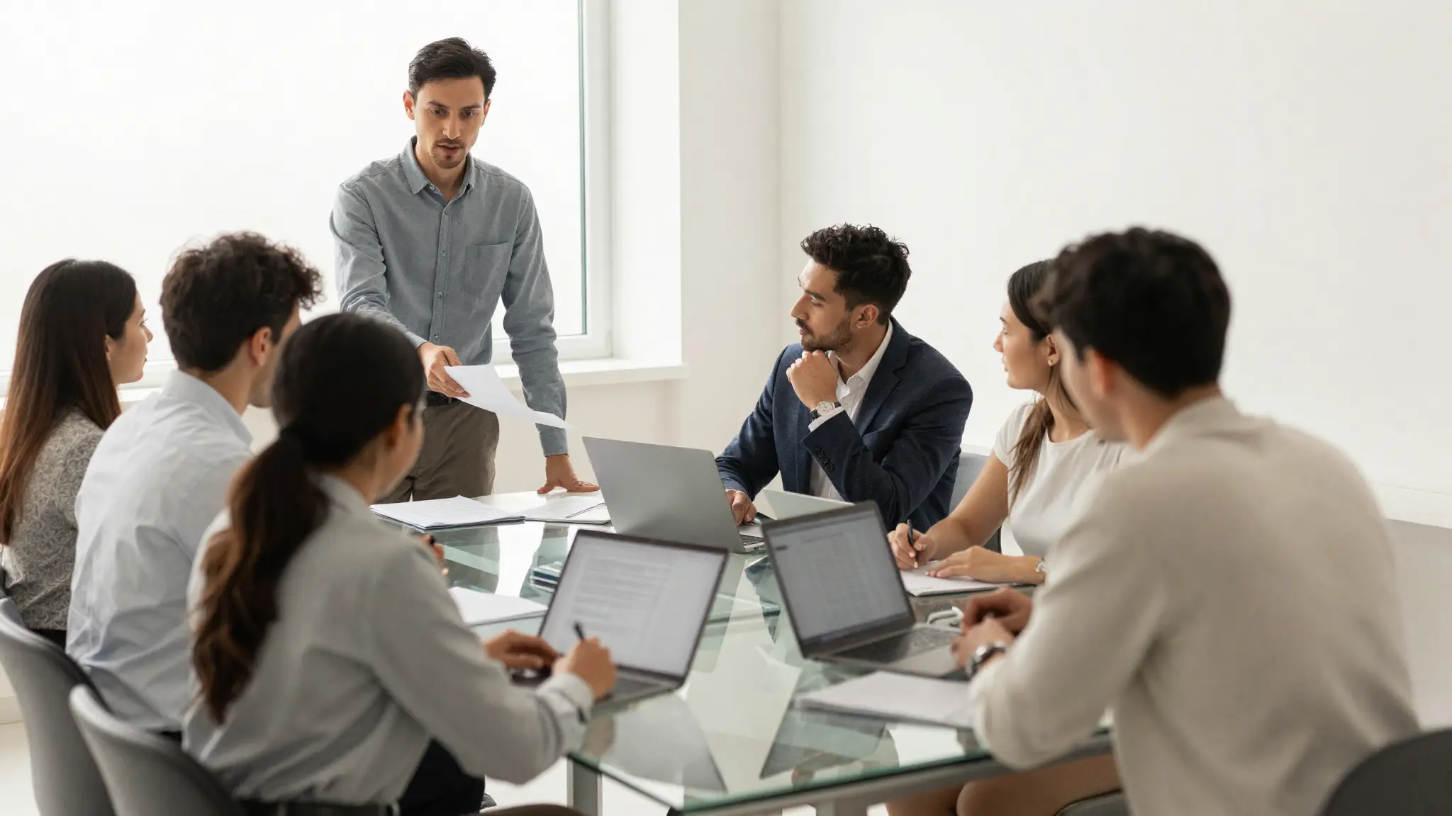 اجتماع فريق إداري في قاعة اجتماعات حديثة يجسّد مفهوم الإدارة والقيادة والتخطيط داخل المنظمات